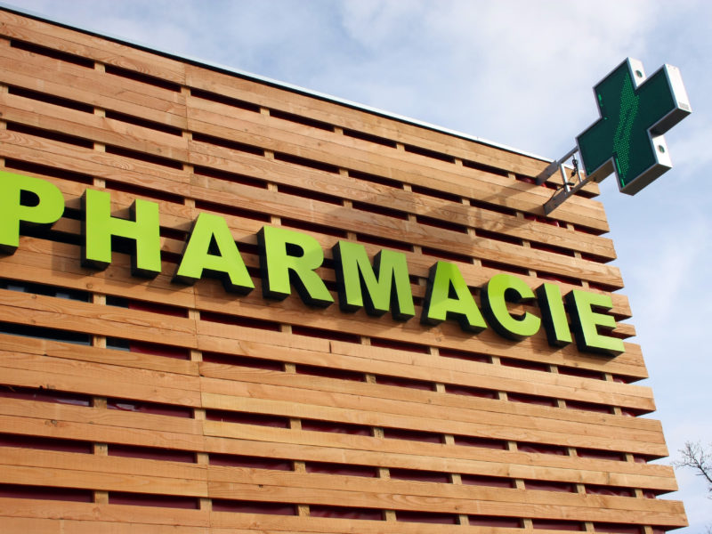 Enseigne pharmacie sur un bâtiment en bois